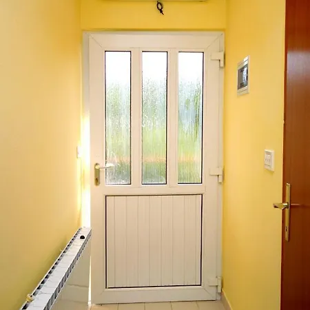 Apartments With Parking Space Novi Vinodolski - 5537